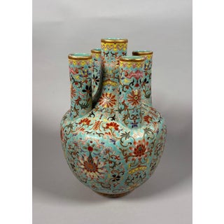 China, 20th century. Famille rose porcelain vase on a turquoise background. Republican period (1912-1949). For Sale