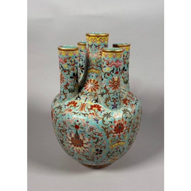 China, 20th century. Famille rose porcelain vase on a turquoise background. Republican period (1912-1949). For Sale