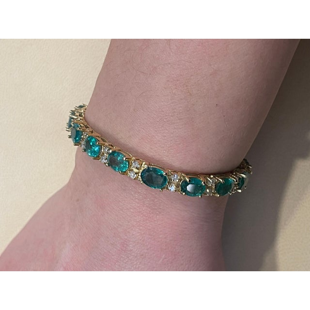 Green 22 Carat Natural Emerald & Diamond Cocktail Tennis Bracelet 14 Karat Yellow Gold For Sale - Image 8 of 8