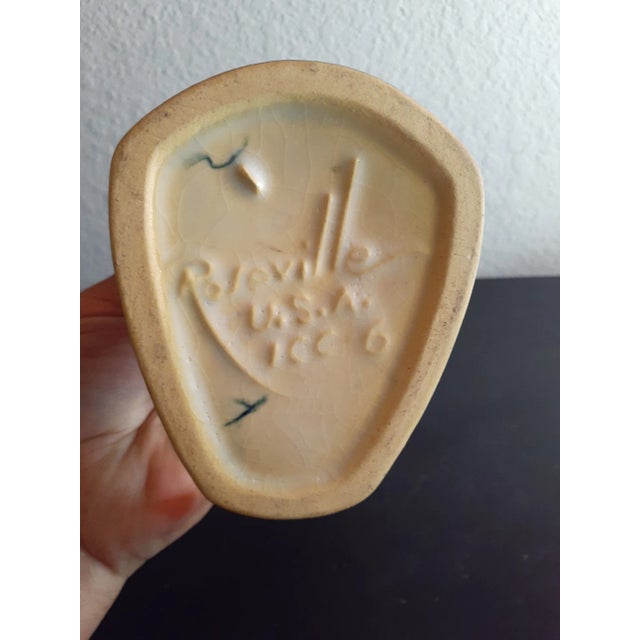 1970s Vintage Roseville Pottery Cornucopia Bud Vase. For Sale - Image 5 of 8