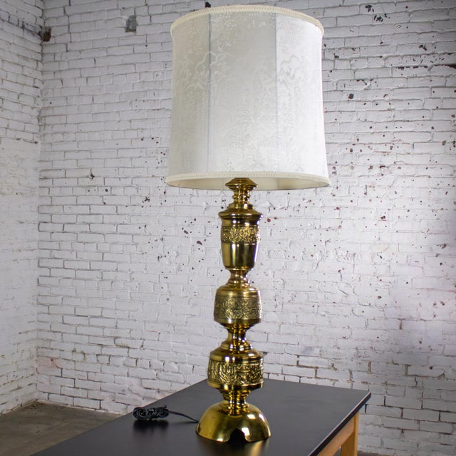 Mid-20th Century Chinoiserie Hollywood Regency Table Lamp Cast Brass W/Damask Fabric Shade For Sale - Image 4 of 18