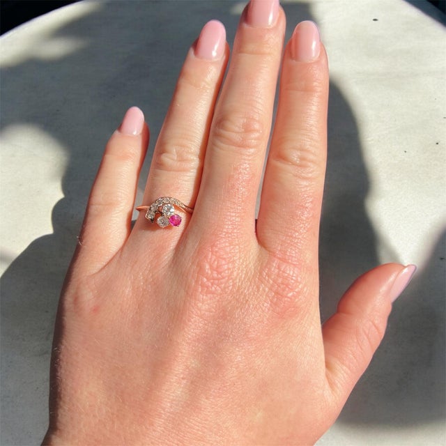 Belle Époque Trilogy Clover Ring, 18-Carat Gold, Natural Diamonds and Ruby An antique trilogy ring dating from the 1900s...