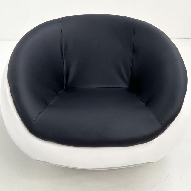 Mid-Century Modern Fiberglass Pod Lounge Chair by Mario Sabot, 1960s For Sale - Image 3 of 10