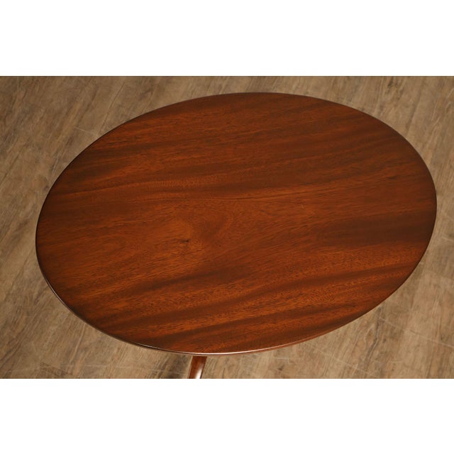 Late 20th Century Kittinger Colonial Williamsburg Mahogany Oval Tilt Top Table For Sale - Image 5 of 18