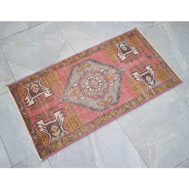 1970s 1970s Pink and Gray Hand-Knotted Wool Turkish Rug Doormat - 1'7" X 2'12" For Sale - Image 5 of 8