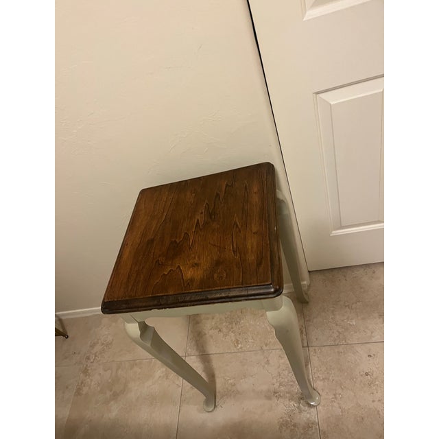 French Provincial Vintage Queen Anne Style Accent Side Table For Sale - Image 3 of 11