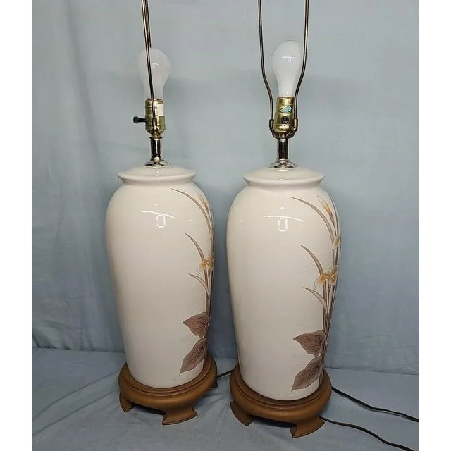 Vintage Floral Hand Decorated Ming Style Asian Oriental Vase Urn Table Lamps - a Pair For Sale - Image 4 of 12