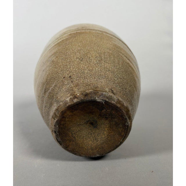 Cream-colored crackled stoneware vase, Ming Dynasty (1368-1644), China. Dimensions: 25 x 10 x 10 cm. Very good condition,...