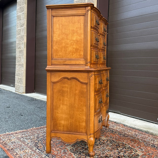 Late 20th Century Monumental Thomasville French Louis XV Maple & Burl Wood 6 Drawer Chest on Chest Highboy Dresser For Sale - Image 13 of 16
