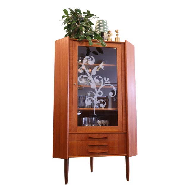 Wood Danish Corner Display Cabinet in Teak by Gunni Oman for Omann Jun, 1960s For Sale - Image 7 of 10