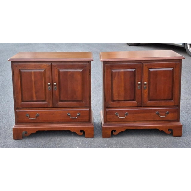 Late 20th Century Pair Hooker Furniture French Chippendale Style Cherry Night Tables For Sale - Image 5 of 18