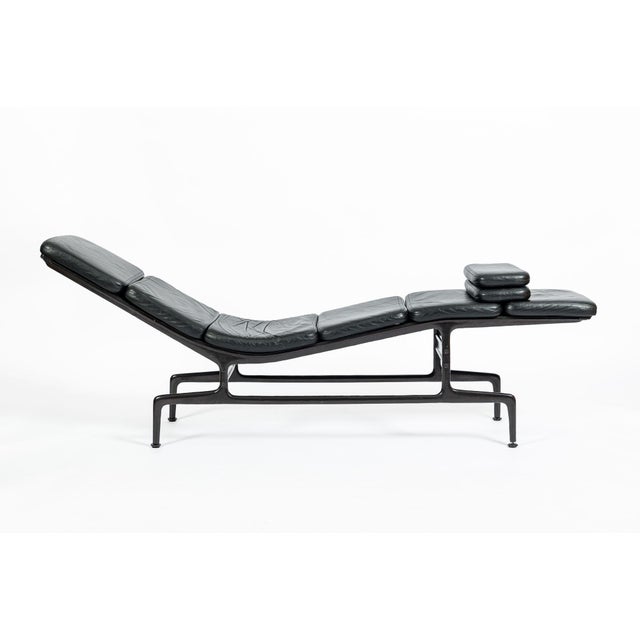 This vintage American mid-century modern ES106 “Billy Wilder” chaise lounge chair was designed by Charles and Ray Eames in...