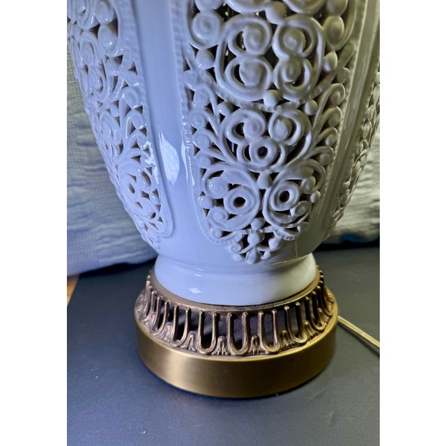 Vintage Hollywood Regency White Reticulated Ceramic Temple Jar Table Lamps - A Pair For Sale - Image 4 of 8