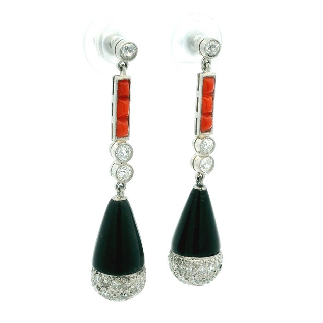 Metal 1990s Pair of French Art Deco Revival Platinum Diamond Coral Onyx Drop Earrings For Sale - Image 7 of 12