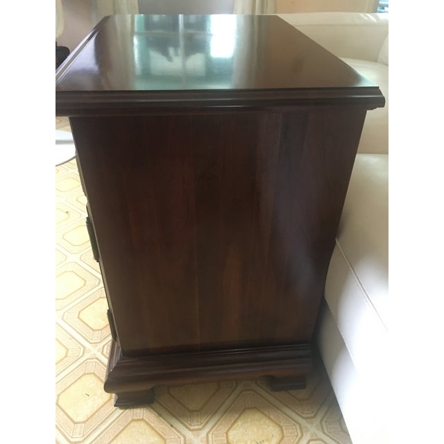 1960s 1960s Vintage Willett Furniture Traditional Style Solid Cherry Nightstand For Sale - Image 5 of 12