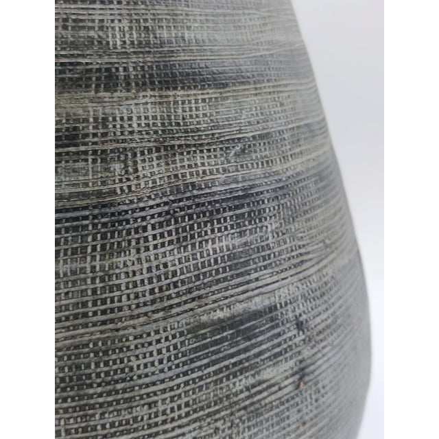 Gray Vase with Organic Shape and Anthracite Textured Finish, Italy, 1970s For Sale - Image 8 of 9
