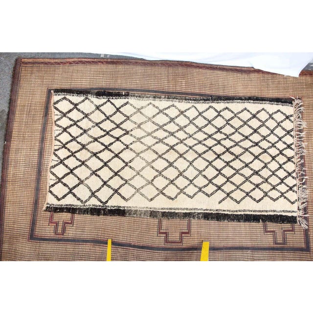 Tribal Vintage Moroccan Beni Ouarain Rug, Hand-Woven Wool, 1940 For Sale - Image 3 of 11