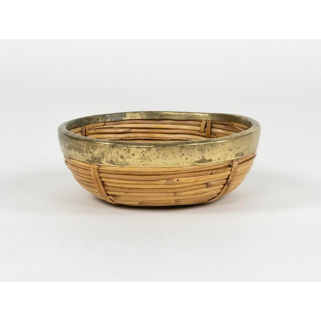 Midcentury beautiful round centerpiece or bowl in rattan, bamboo and brass. Made in Italy in the 1970s.