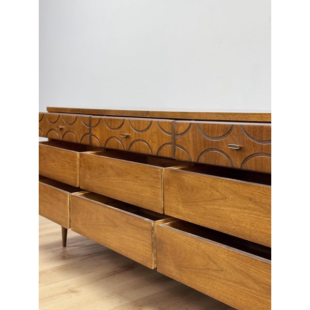Vintage MCM Bassett Style Nine Drawer Dresser With Wood Inlays Collectable Retro For Sale - Image 16 of 18