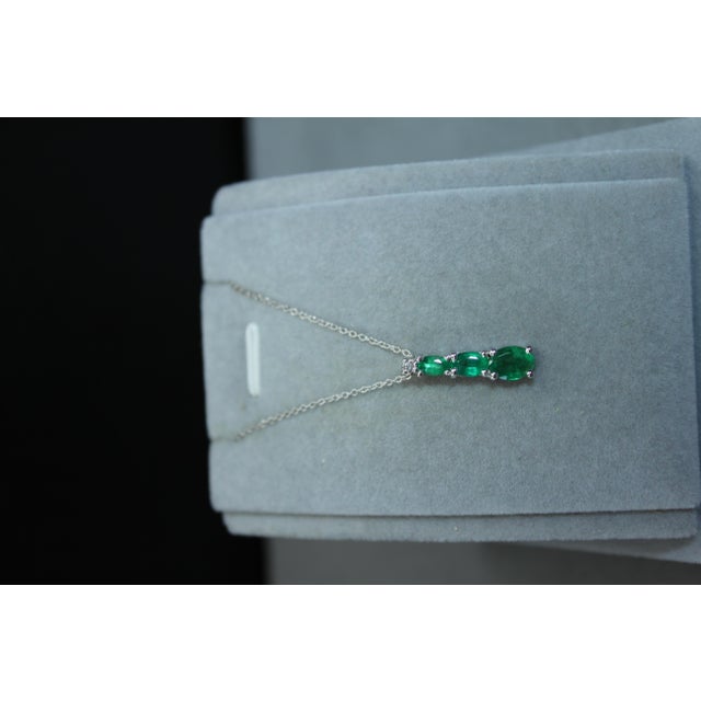 Contemporary Oval Shape Drop Shape Emerald Diamond 18 Karat White Gold Chain Pendant Necklace For Sale - Image 3 of 15