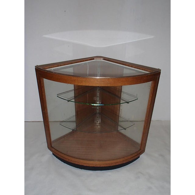 1930s Bauhaus Corner Display Case with Adjustable Glass shelves and Lighting For Sale - Image 5 of 18