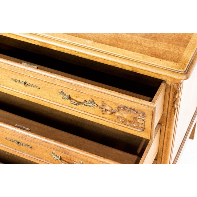 Vintage French Provincial Louis XV 3-Drawer Chest Dresser W/ Cabriole Legs For Sale - Image 4 of 5