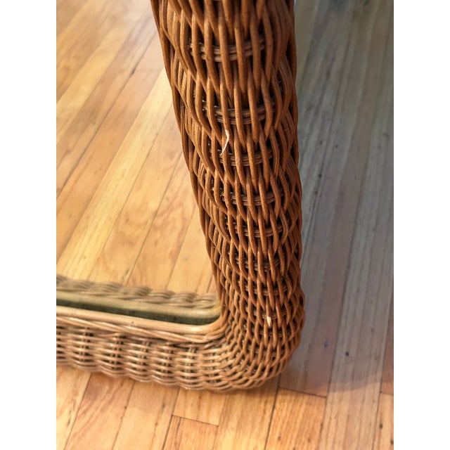 Wood 1970s Mid-Century Modern Bohemian Coastal Riviera Arched Woven Natural Wicker and Rattan Wall Mirror With Intricate Detail. 51”Hx31”Lx2.5”D For Sale - Image 7 of 12