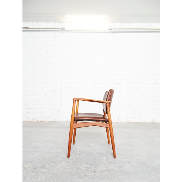 The Captain's Chair was designed by Erik Buck in 1955 and manufactured by Ørum Møbler. Its organically shaped frame makes...