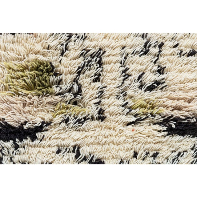 This captivating vintage Swedish rya rug, attributed to renowned Finnish-born textile artist Laila Karttunen, dates back...