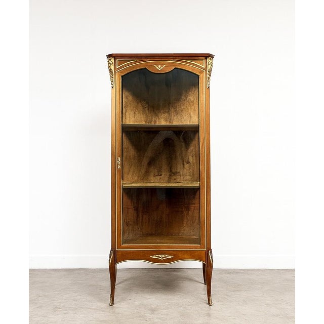 Louis XV Three-Sided Glass Display Case in Mahogany and Gilt Bronze, 19th Century For Sale - Image 3 of 4
