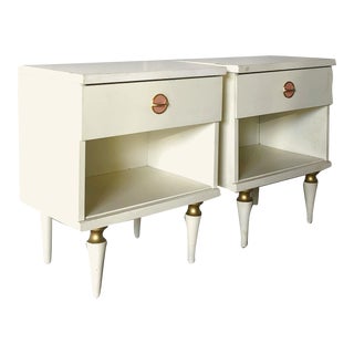 Mid Century Modern Pair of White Lacquer Nightstands For Sale