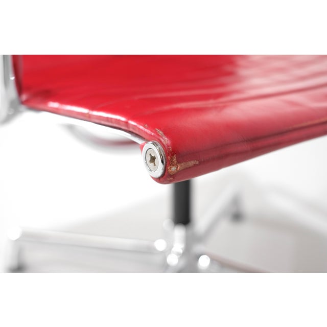 EA 108 Armchair in Red Leather by Charles Ray Eames for Vitra, USA, 1969 For Sale - Image 12 of 18