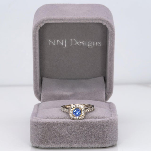 Modern Tanzanite Estate Ring With Natural Diamond Accents: Solid 14k Gold, Round 5mm, Size 6.75 For Sale - Image 3 of 8