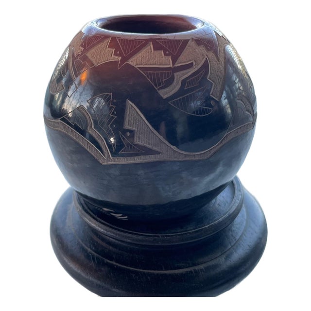 Late 20th Century Santa Clara Pueblo Pottery Vase - Sammy & Adrianna Naranjo Sgraffito Bear Paw 4" For Sale