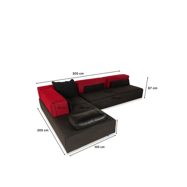 This corner sofa offers plenty of space to relax thanks to its chaise longue. The combination of black and red upholstery...