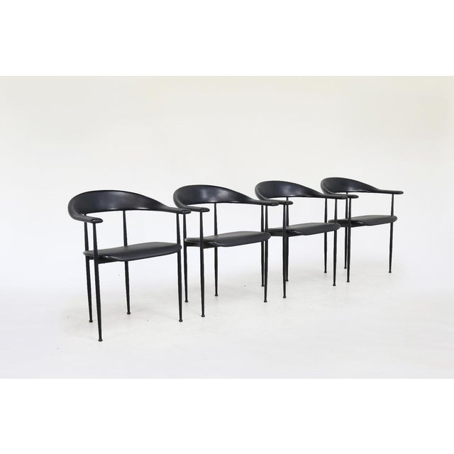 Excellent condition P40 armchair, designed by Giancarlo Vegni for Fasem in Italy in 1980. The structure goes in black-...