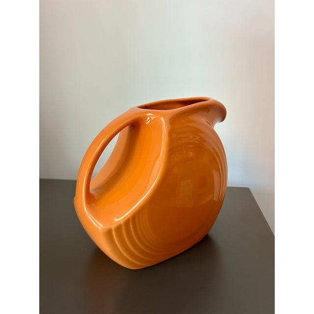 Ceramic Fiesta Large Disk Pitcher Tangerine Retired Color – Homer Laughlin Usa Vitrified China 67 1/4 Oz Mid-Century Style Serveware For Sale - Image 7 of 14