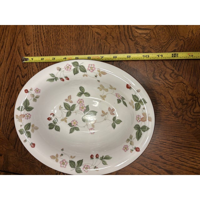 1980s Wedgwood Bone China Wild Strawberry Pattern - 31pcs For Sale - Image 10 of 14