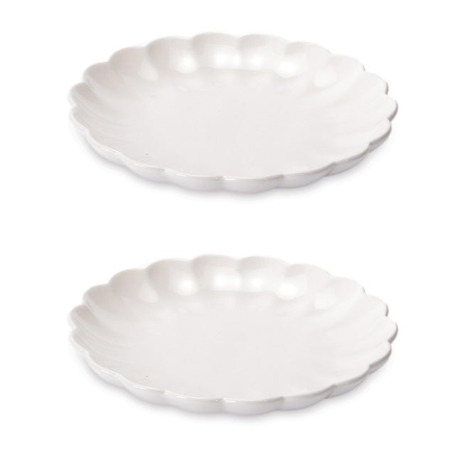 Kenneth Ludwig Chicago White Scalloped Stoneware Dinner Plate (Set of 2) For Sale - Image 4 of 4