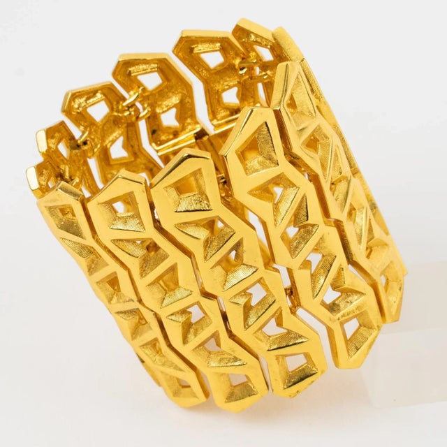1990s Claude Montana Modernist Gilt Metal Oversized Link Bracelet For Sale - Image 5 of 8
