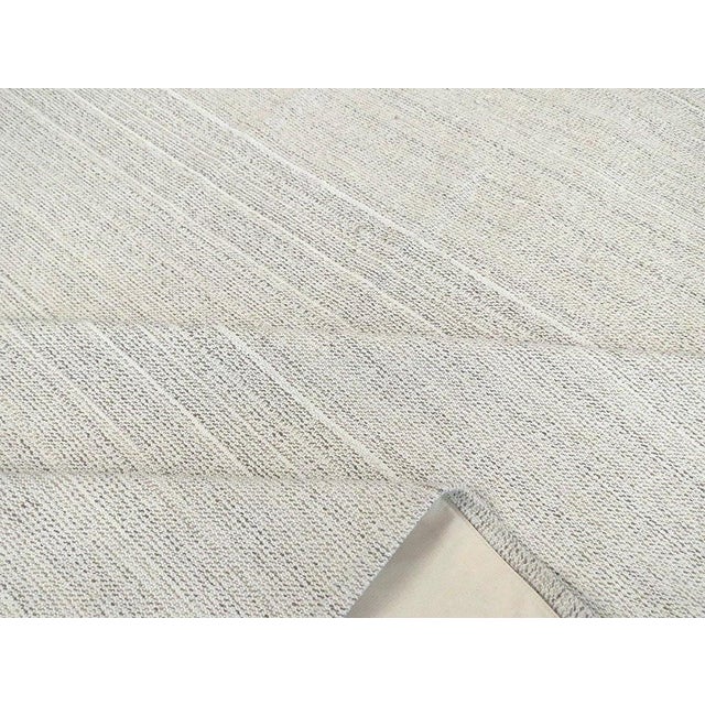 Galerie Shabab Collection Mid-20th Century Handmade Turkish Flat-Weave Kilim Room Size Carpet For Sale - Image 9 of 10