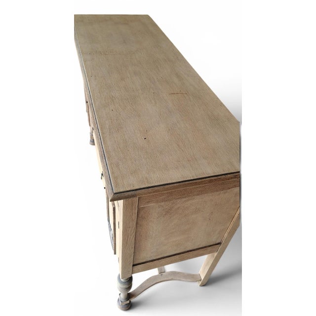1900 - 1909 Early 1900s Tiger Oak Sideboard With Scalloped Apron and Turned Legs For Sale - Image 5 of 10