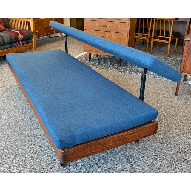 European Mid Century Modern Teak Frame Platform Sofa / Day Bed c.1960 For Sale - Image 4 of 9