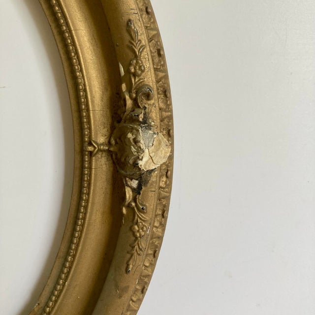 This gorgeous oval wood antique frame could be used to frame art, or just as is in a gallery wall! It does not have any...