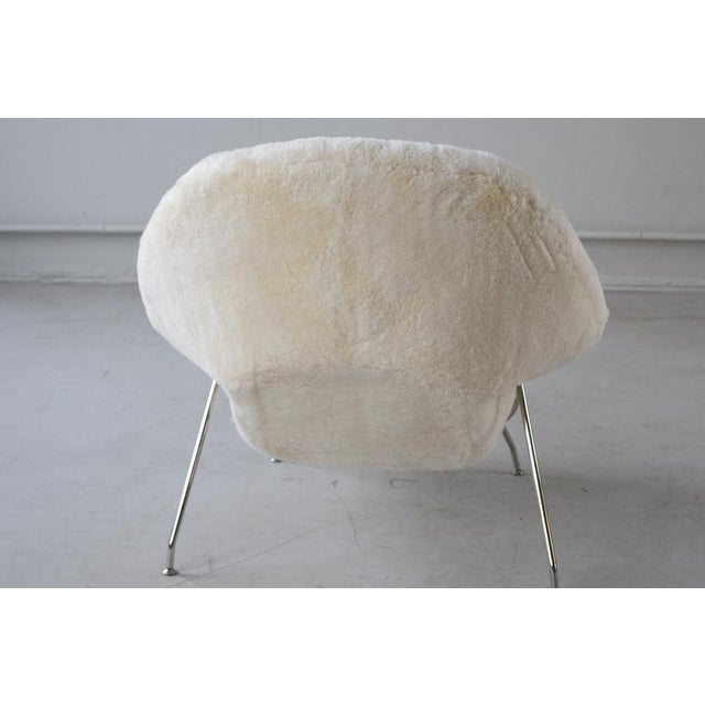 Set of Womb Chair and Ottoman in Fluffy White Fabric by Eero Saarinen, 1948 For Sale - Image 13 of 16