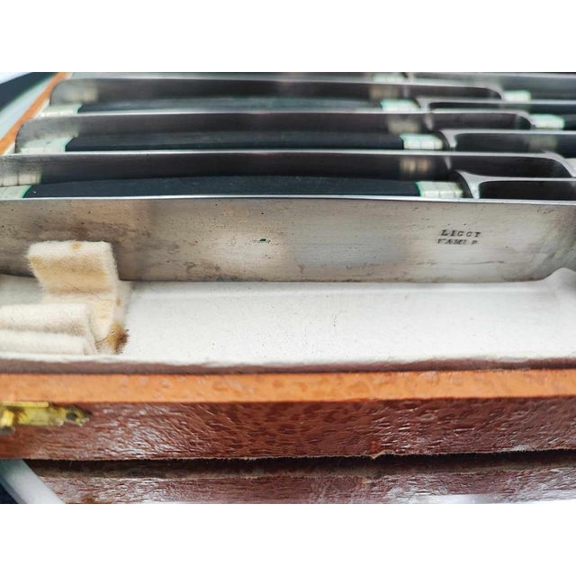 Light Yellow Pre-War Licot Namur Plates and Knives in Case, Set of 10 For Sale - Image 8 of 9