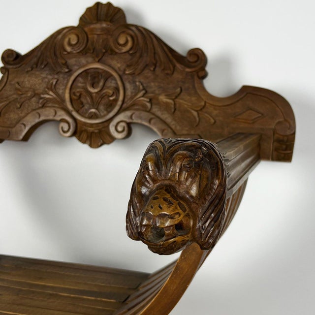 Florentine Renaissance Savonarola Chair in Carved Wood, in Very Good conditions. Designed 1920 to 1949