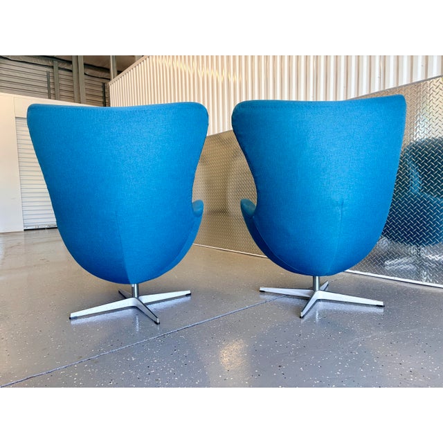 Arne Jacobsen Arne Jacobsen for Fritz Hansen Distributed by Knoll Egg Chairs - A Pair For Sale - Image 4 of 8