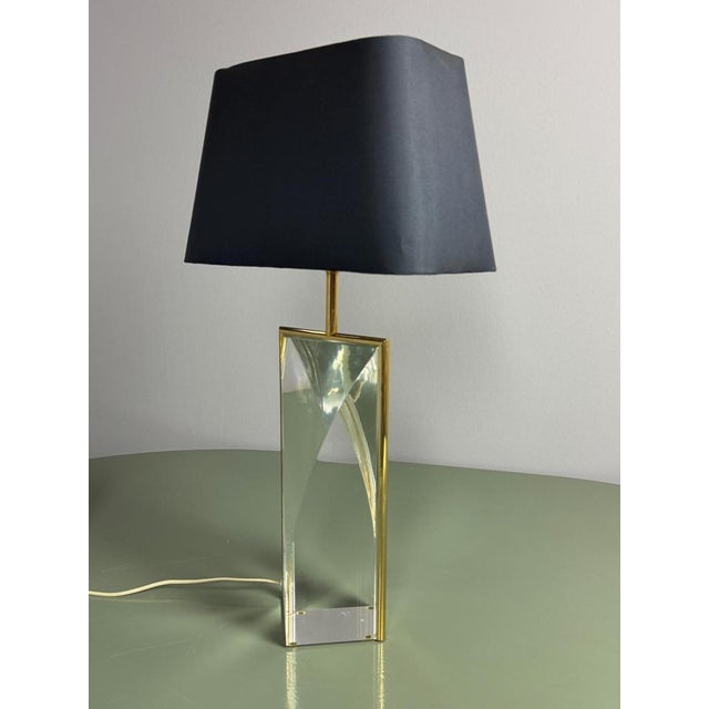 Large Mid-Century Hollywood Regency Acrylic Glass and Brass Table Lamp attributed to Maison Jansen, France, 1970s For Sale - Image 4 of 11