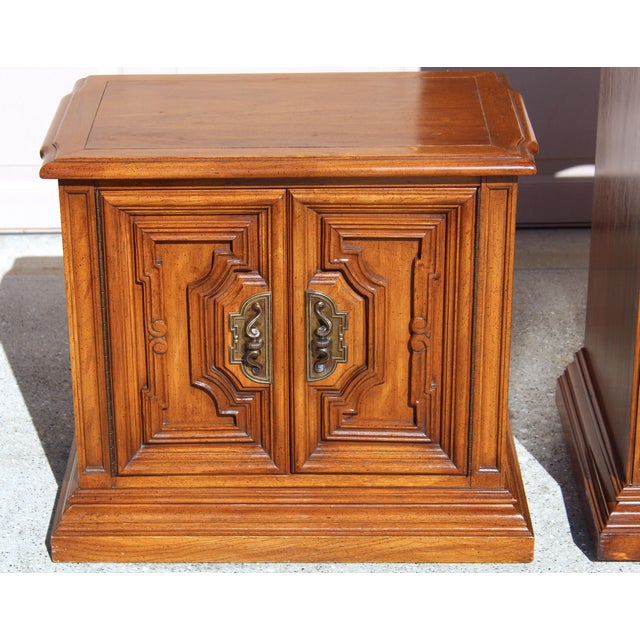 1970s White Fine Furniture Solid Wood Dresser With Two Mirrors & Matching Nightstands - Mid-Century Carved Walnut Bedroom Set For Sale - Image 13 of 18